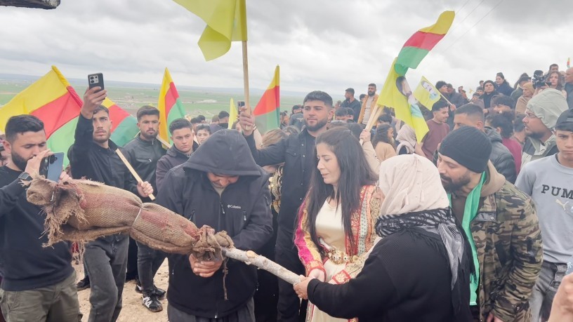 Kobani’de Newroz ateşini Ayşe Efendi yaktı