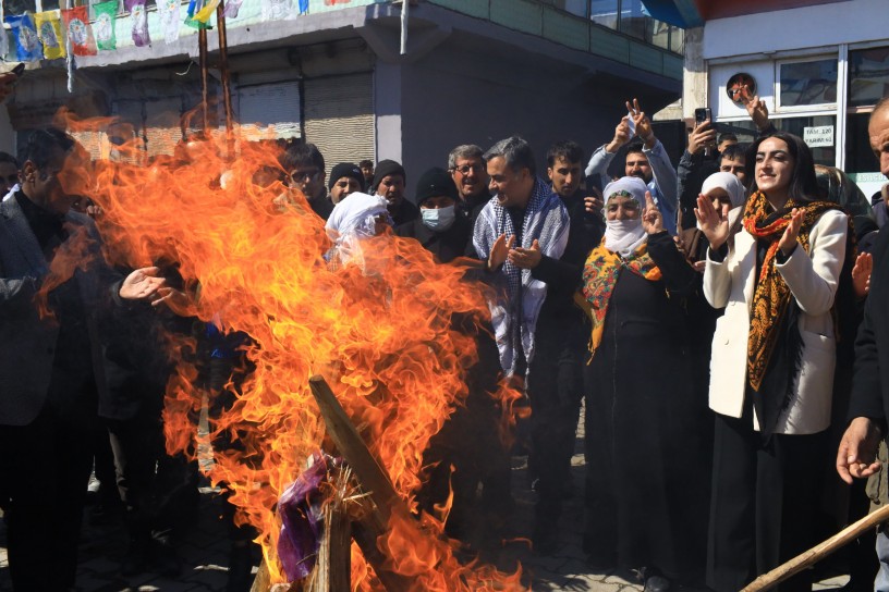 Kentlerde ilk Newroz ateşleri yakılıyor: ‘Bu Newroz barışın müjdecisidir’
