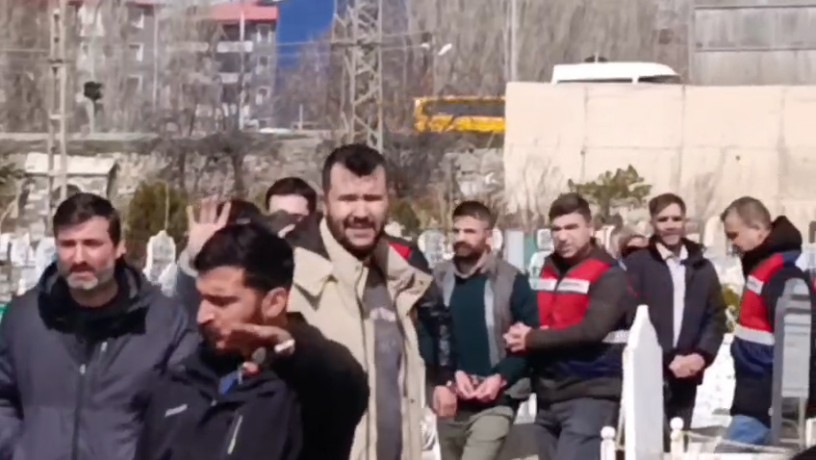 ‘Benim için iki gün bekletildi’: Tutuklu Kinyas Ataman annesinin cenazesine katıldı