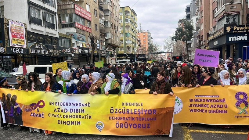 🟣Diyarbakır’da 8 Mart | Kadınlar İstasyon Meydanı’na akıyor
