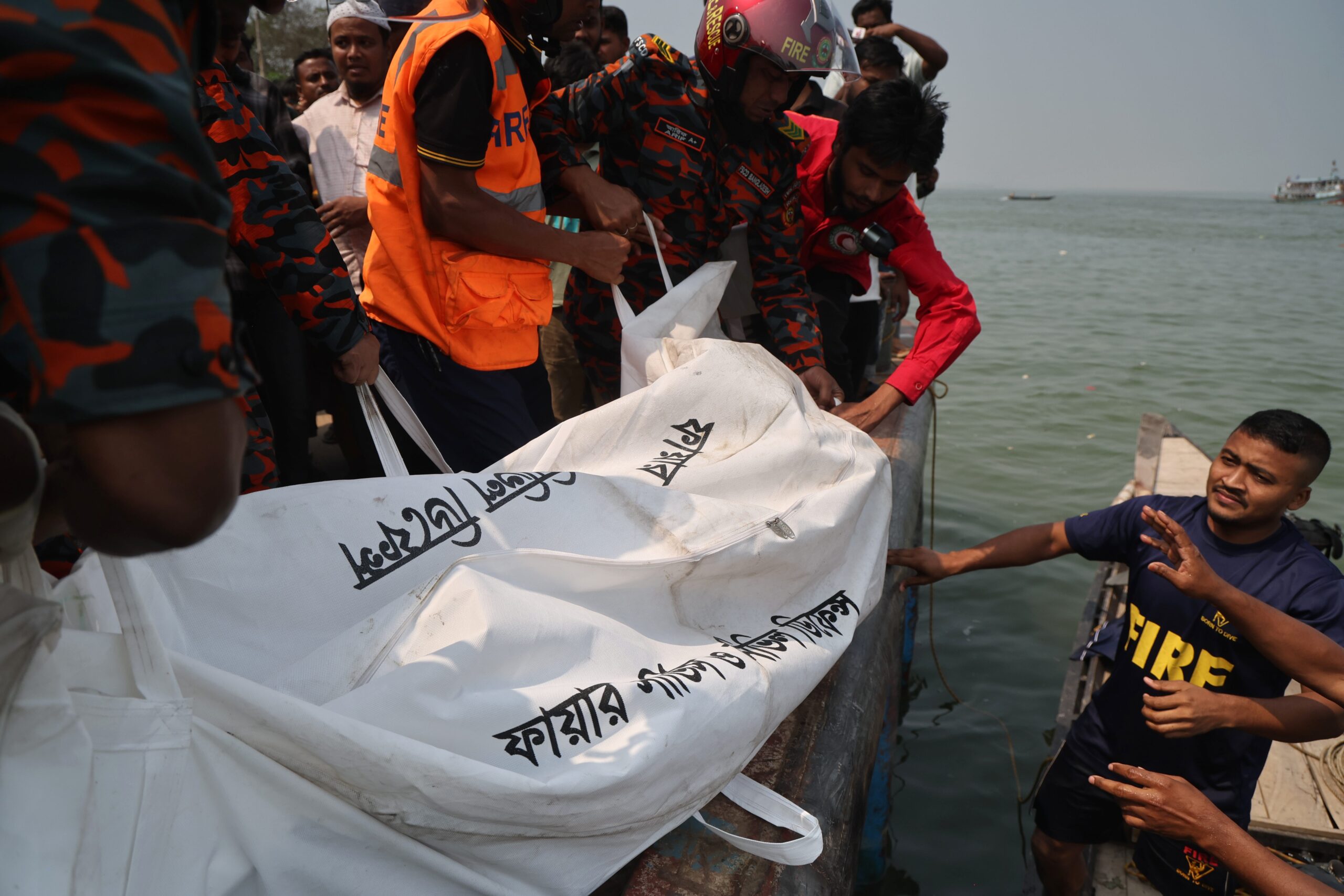 Bangladeş’te yolcu otobüsü nehre devrildi: 26 ölü, 6 kayıp