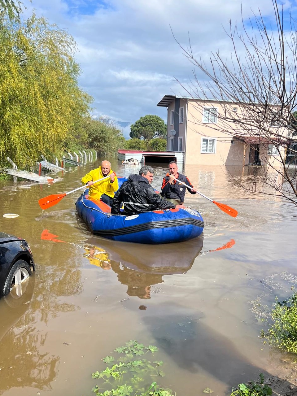 Aydın’da sağanak nedeniyle akarsular taştı, ev ve iş yerlerini su bastı
