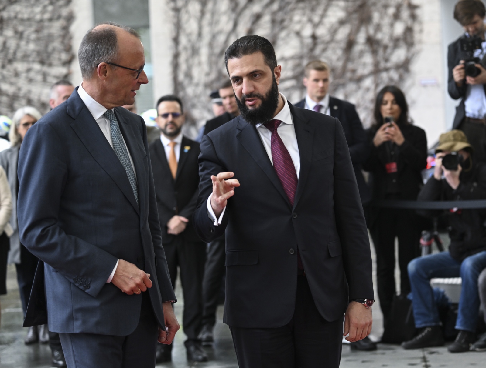 Şara Almanya’da Merz ile görüştü