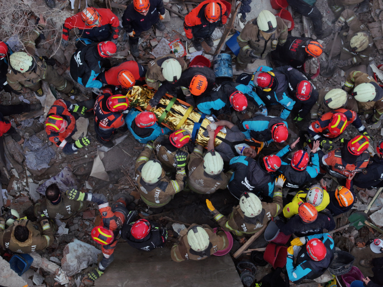 Fatih’te 2 bina çöktü: Enkazda mahsur kalan 10 kişi kurtarıldı, 1 kişi hayatını kaybetti