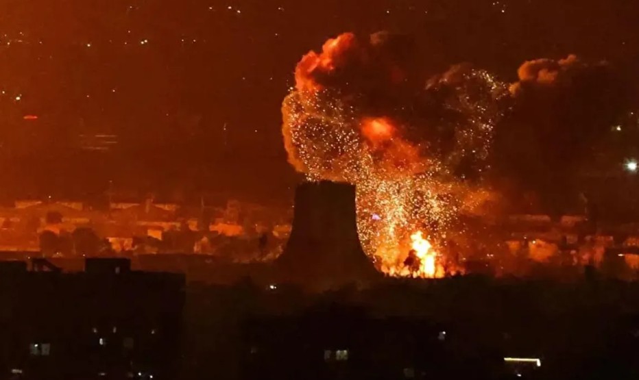 İran’da petrol depoları hedef alındı: Bölge için ‘zehirli yağmur’ uyarısı