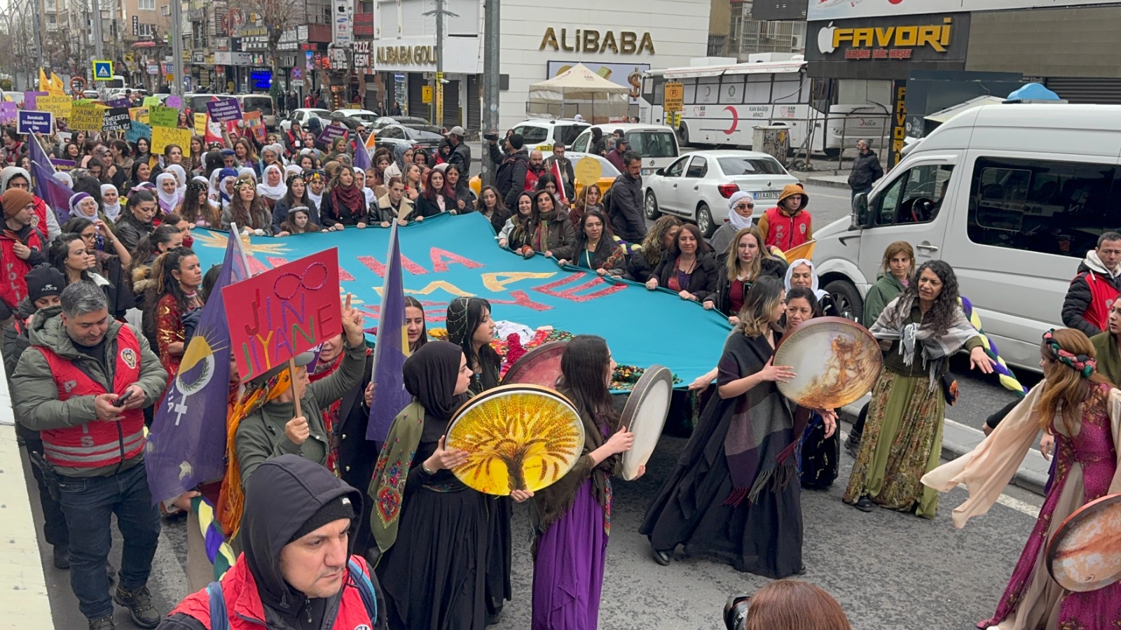 🟣Diyarbakır’da 8 Mart | Kadınlar İstasyon Meydanı’na akıyor