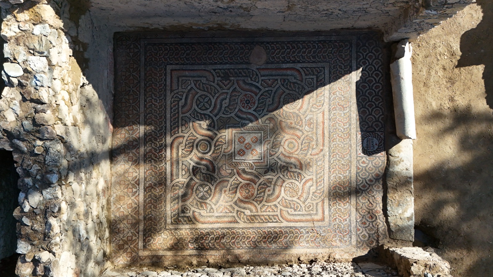 Antik kentte şaşırtan mozaik: 1500 yıllık ‘kıskanan çatlasın’ yazısı bulundu