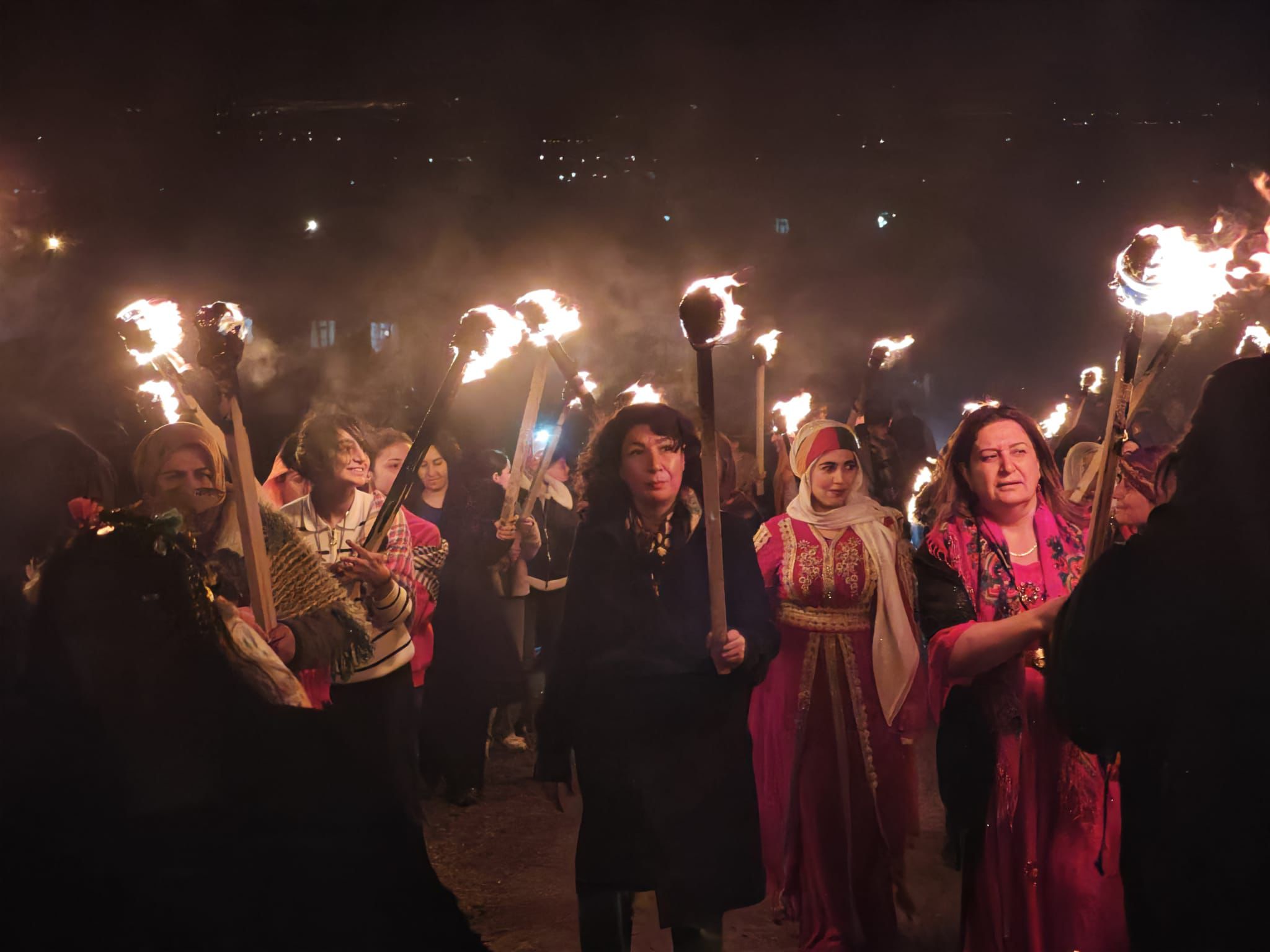 Bağlar’da kadınlar taşıdıkları meşalelerle Newroz ateşini yaktı