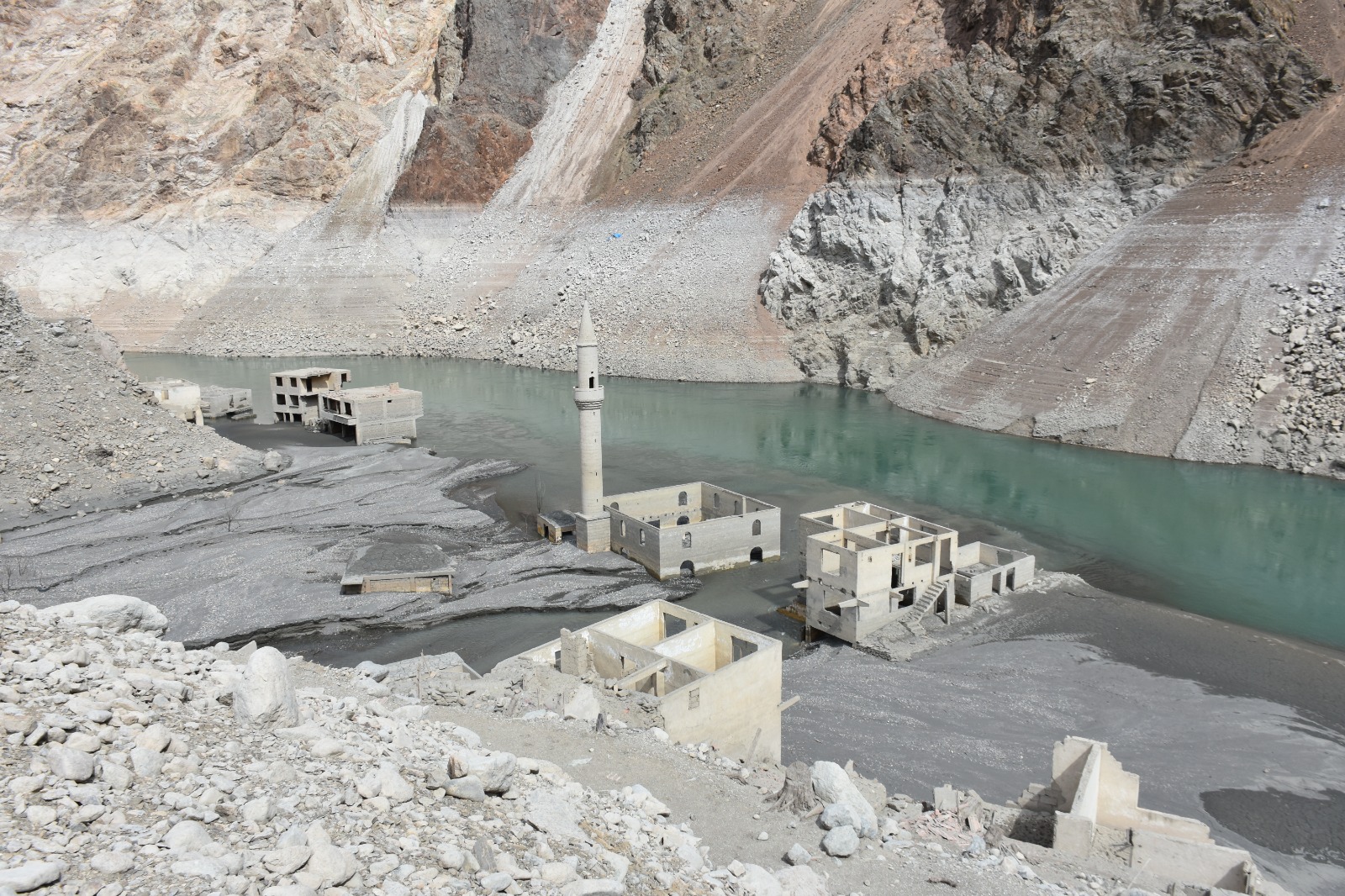 Baraj altında kalan köy su seviyesi düşünce yeniden ortaya çıktı