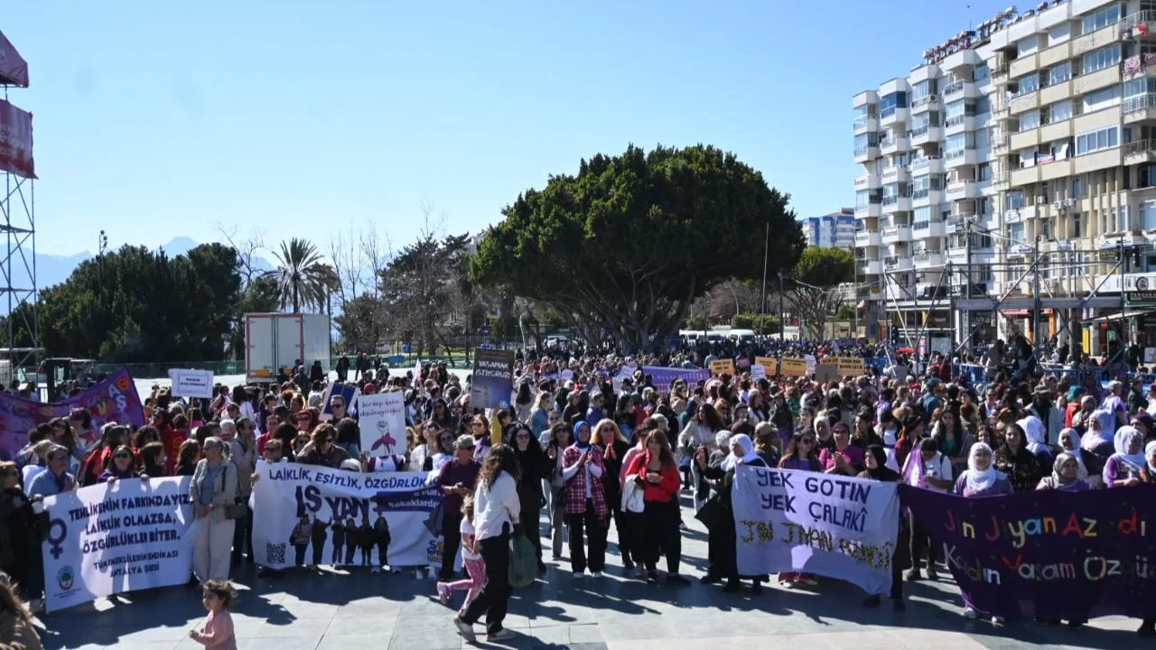 İHD Antalya Şubesi 8 Mart’ta DEM Partili kadılara yönelik hak ihlallerini açıkladı