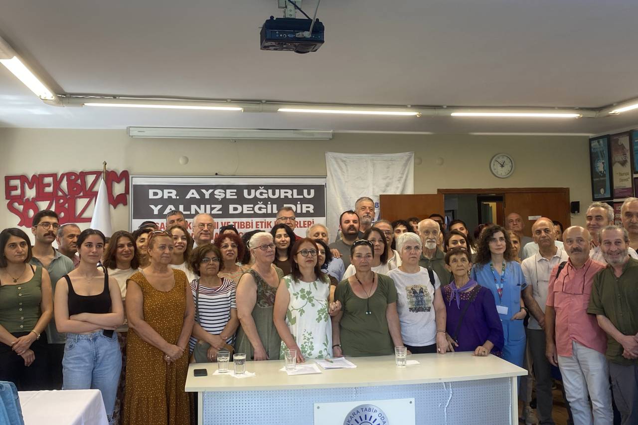 ‘Cumhurbaşkanına hakaret’ iddiasıyla görevden alınmıştı: 6 kurumdan Dr. Ayşe Uğurlu’nun duruşmasına çağrı ve destek