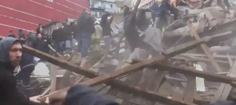 İstanbul Fatih’te bitişik 2 bina çöktü