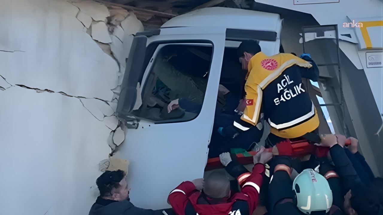 Freni patlayan kamyon eve girdi: Sürücü itfaiye ekiplerince kurtarıldı