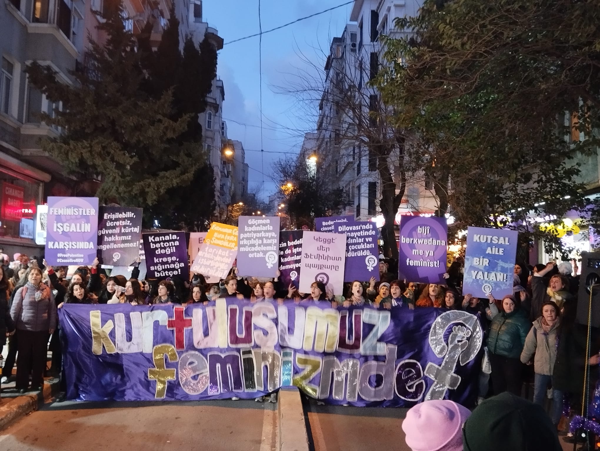 🟣Taksim’de 24. Feminist Gece Yürüyüşü | Kadınlar ve LGBTİ+’lar : Dünyayı yerinden oynatacağız