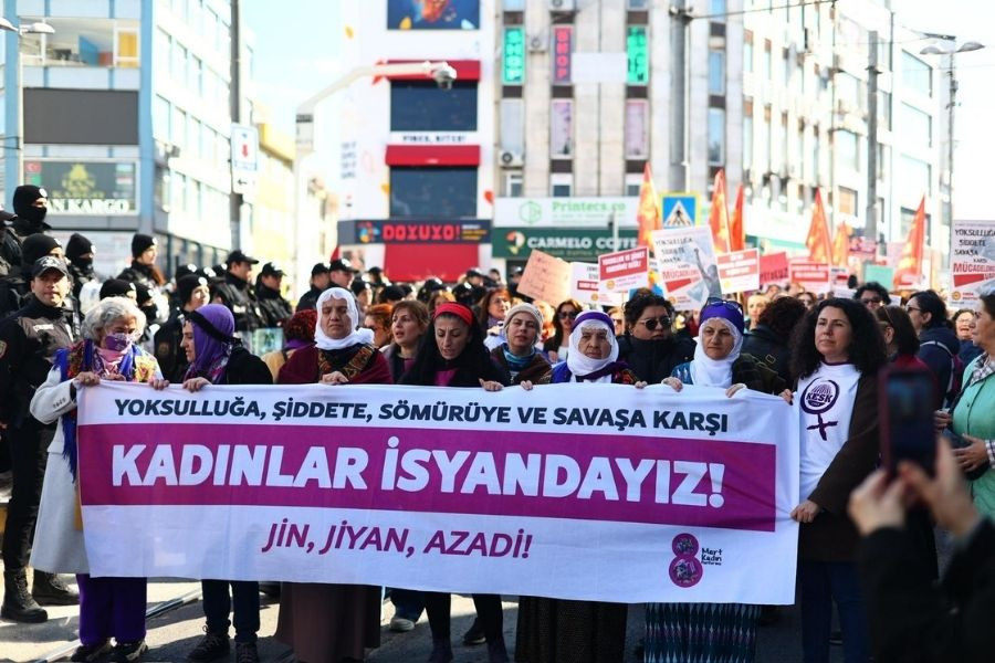 🟣8 Mart | İstanbul’da kadınlar savaşa, şiddete ve yoksulluğa karşı alanlarda
