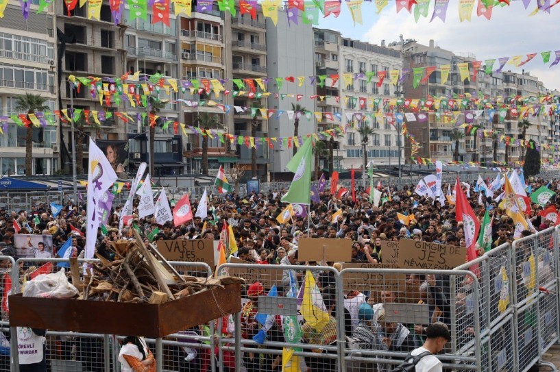 İzmir Newrozu: ‘Demokrasi iktidarların lütfu olamaz’ mesajı