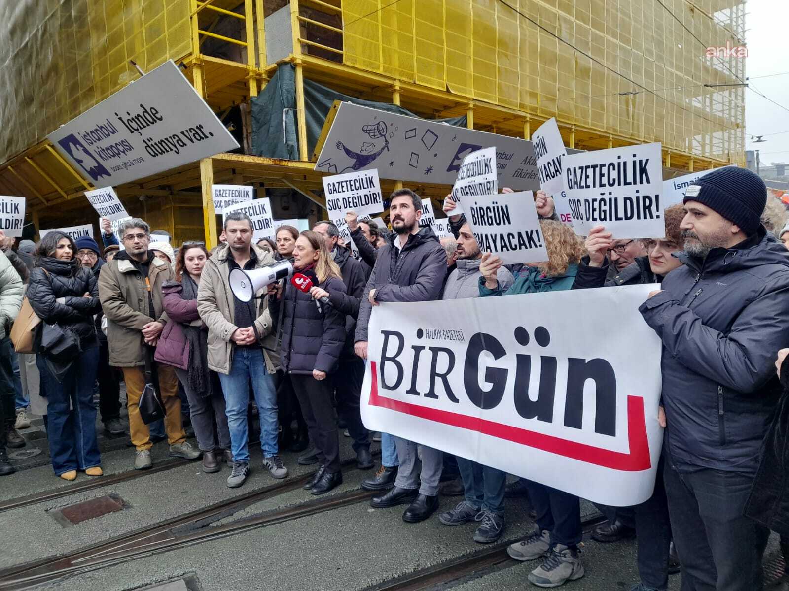Gazeteci İsmail Arı’nın gözaltına alınması İstanbul’da protesto edildi