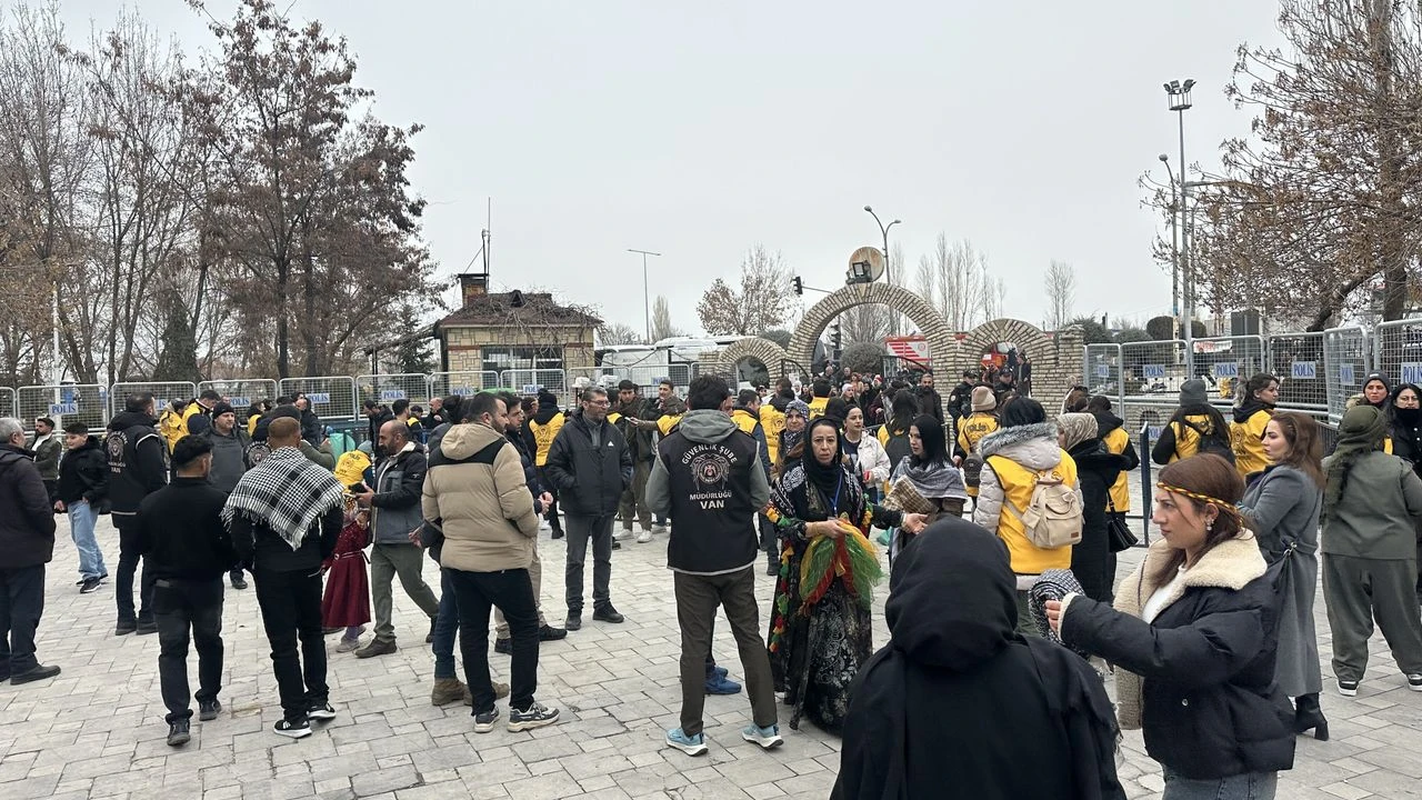 Öcalan’ın mesajı okunacak, Bakırhan konuşacak: Van’da Newroz alanına girişler başladı