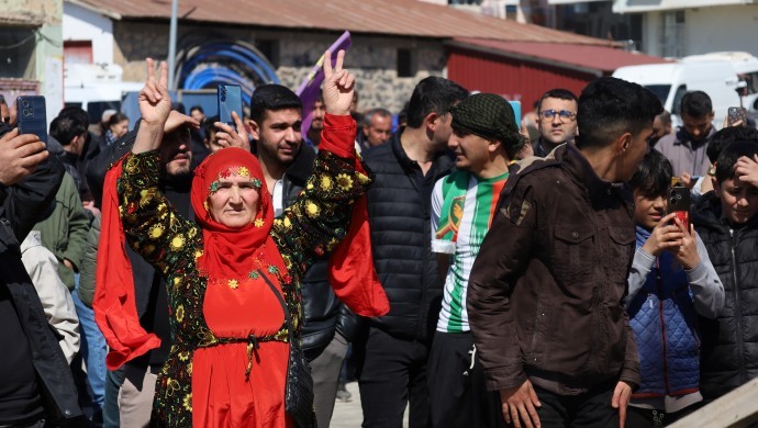 Doğubayazıt ve Karakoçan’da Newroz ateşi yakıldı
