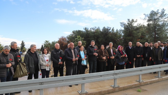 Nusaybin’de 1992 Newrozu’nda katledilenler anıldı: Çağ Çağ Deresi’ne karanfiller bırakıldı