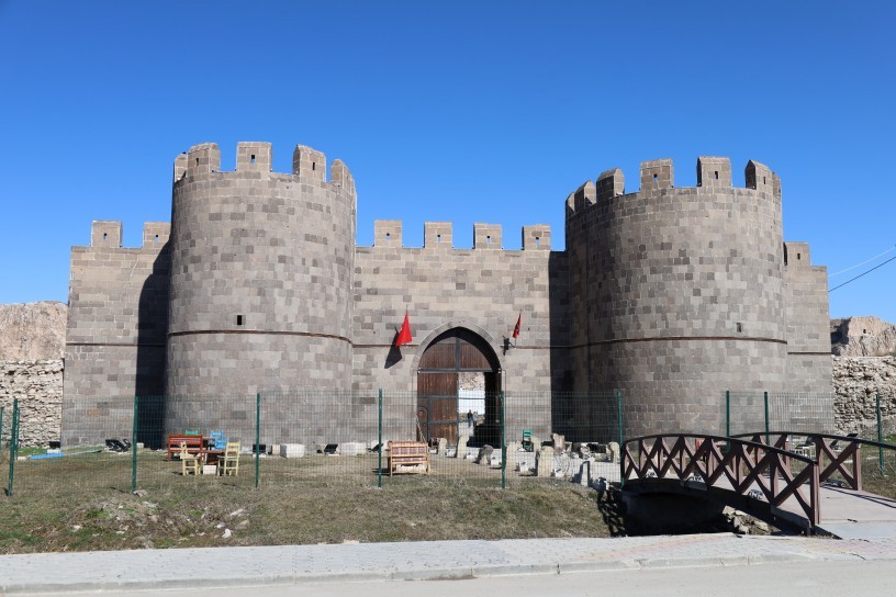 Van’da İHH, tarihi ve dini yapıyı kafeye çevirdi