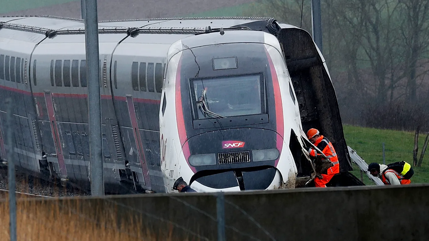 Fransa’da hızlı tren kamyonla çarpıştı: 1 ölü, 27 yaralı