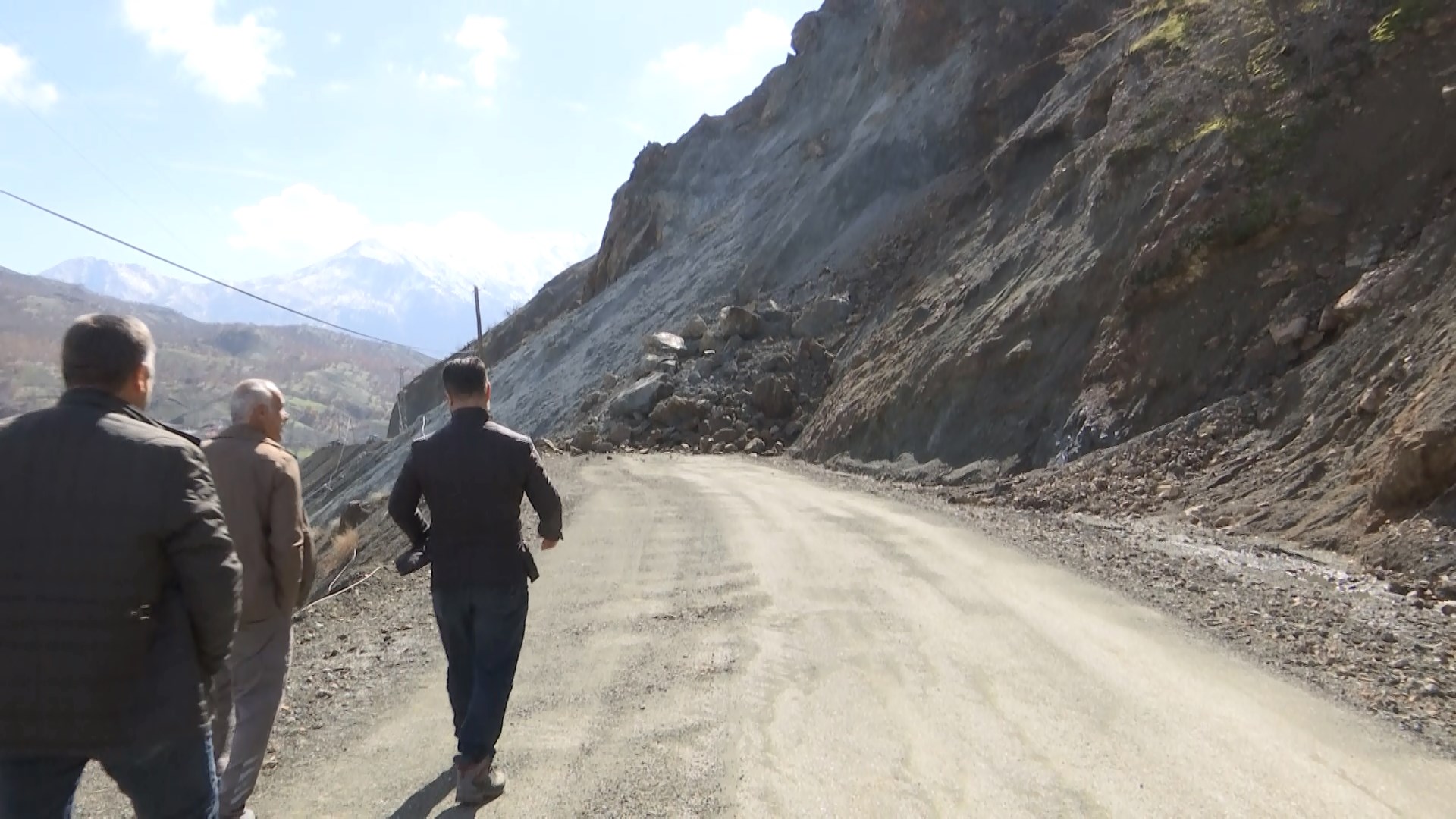 Heyelan yolu kesti, köylüler mağdur: ‘Heyelan alanını yürüyerek geçiyoruz’