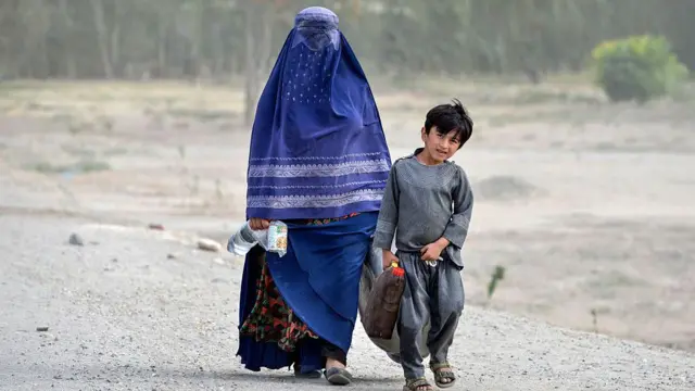 BM belgeledi: Afganistan’da kadınların maaşı kesildi, kitapları yasaklandı