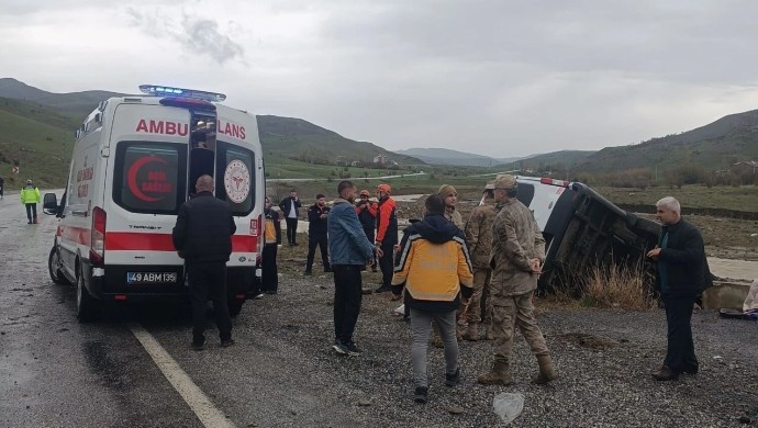 Muş’ta yolcu minibüsü dere yatağına yuvarlandı: 16 yaralı