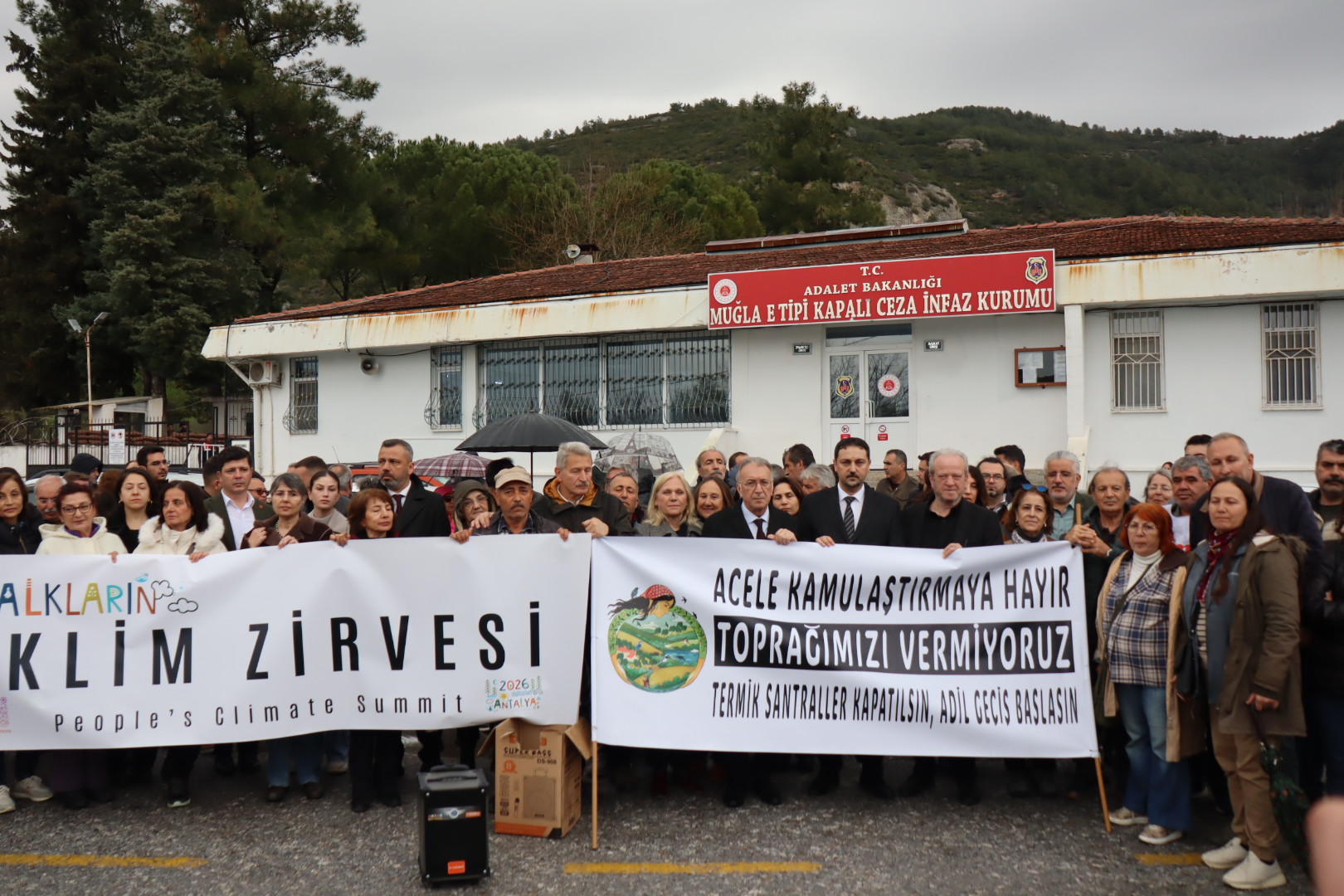 Akbelen’de tutuklanan Esra Işık için cezaevi önünde açıklama