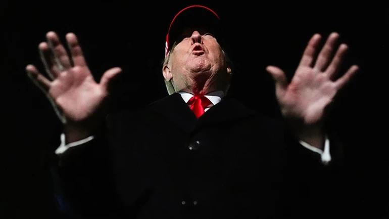 Trump kendisini İsa’ya benzetti, Papa Leo’yu hedef aldı