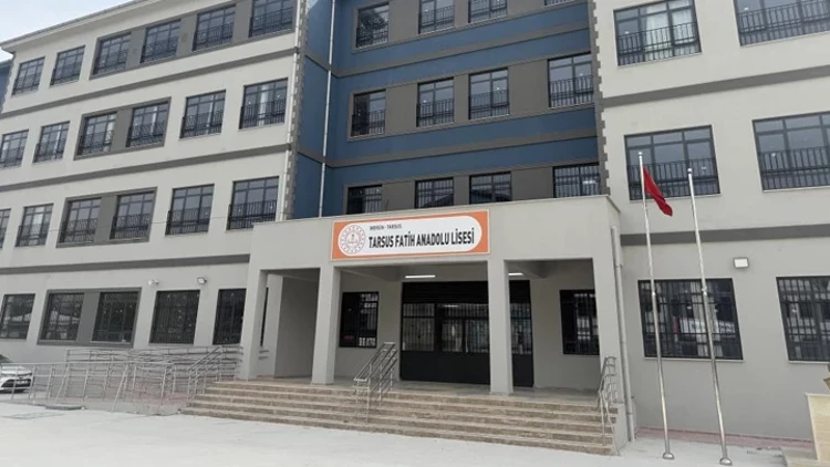 Mersin’de okula silahla gelen bir öğrenci gözaltına alındı