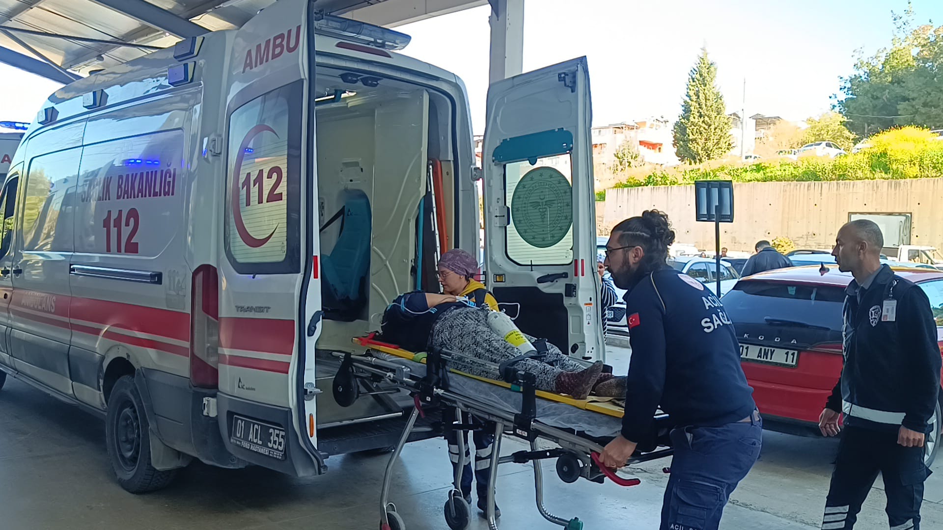 Adana’da tarım işçilerini taşıyan minibüs devrildi: 17 yaralı