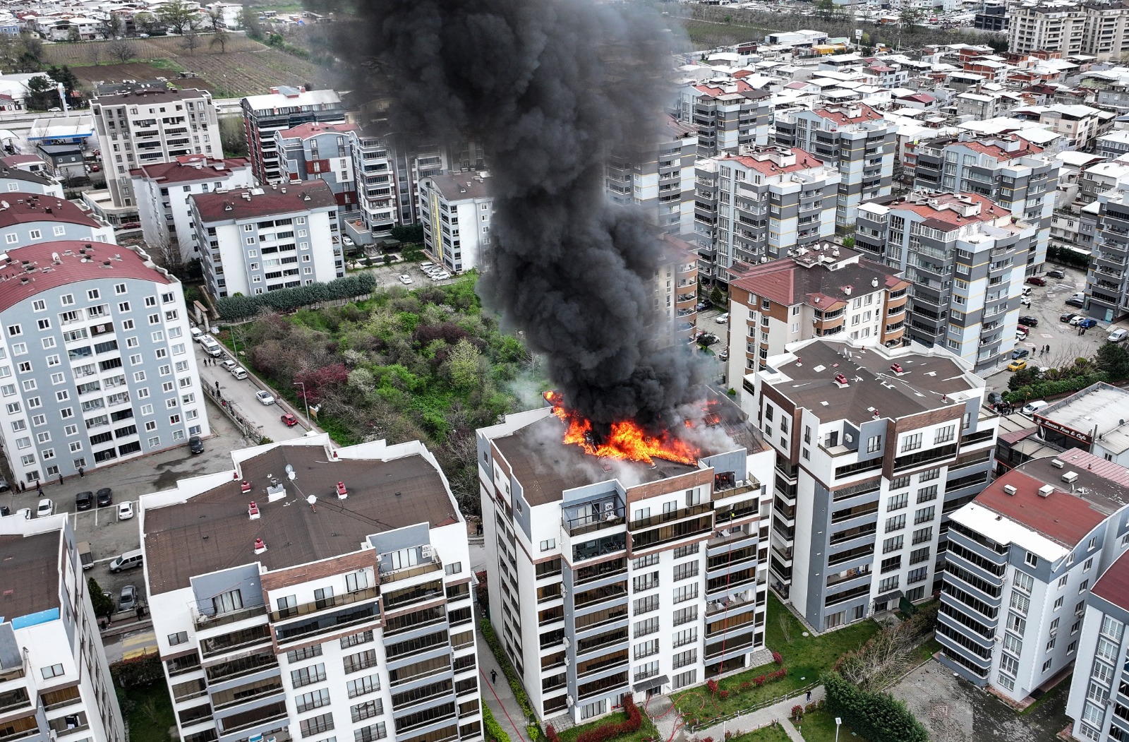 Bursa’da 8 katlı binada yangın: Çatıda mahsur kalan işçi sepetli itfaiye aracıyla kurtarıldı