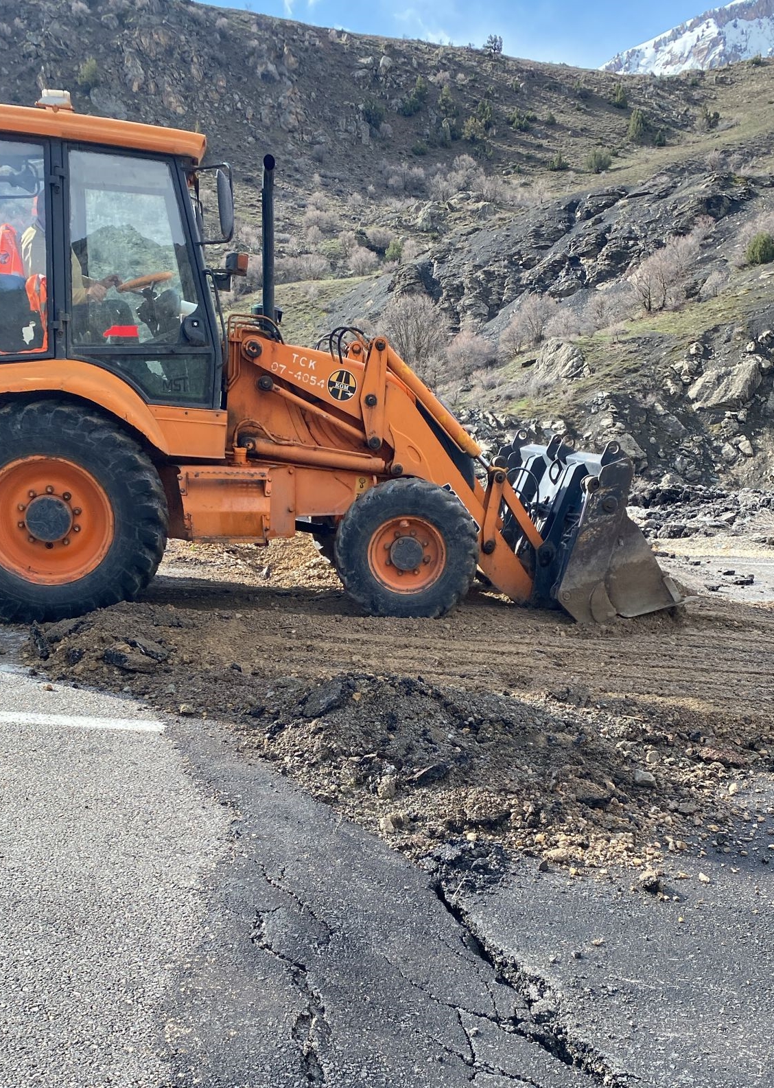 Kar nedeniyle 147 yerleşim yerinin yolu kapandı: Hakkari-Van kara yolunda çökme oluştu