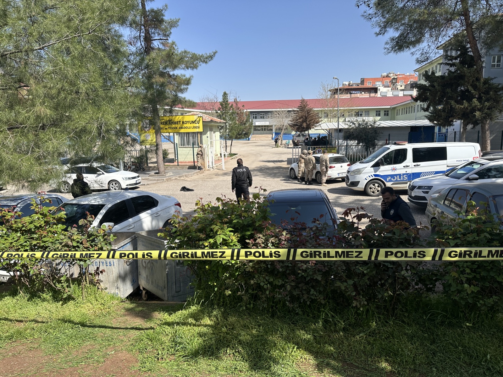 Önceden tehdit etmiş |  Şanlıurfa’daki lisede silahlı saldırı: 16 yaralı