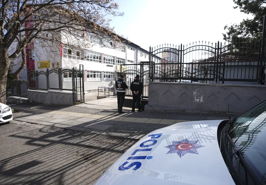 Her okulun önüne iki polis görevlendirildi