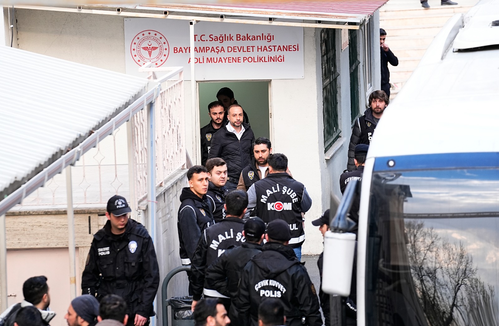 Ataşehir Belediyesi’ne operasyon: Gözaltına alınan 20 kişi adliyeye sevk edildi