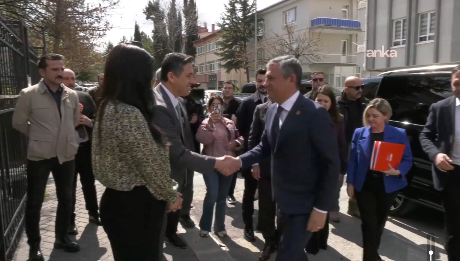 Özgür Özel DEM Parti’yi ziyaret ediyor