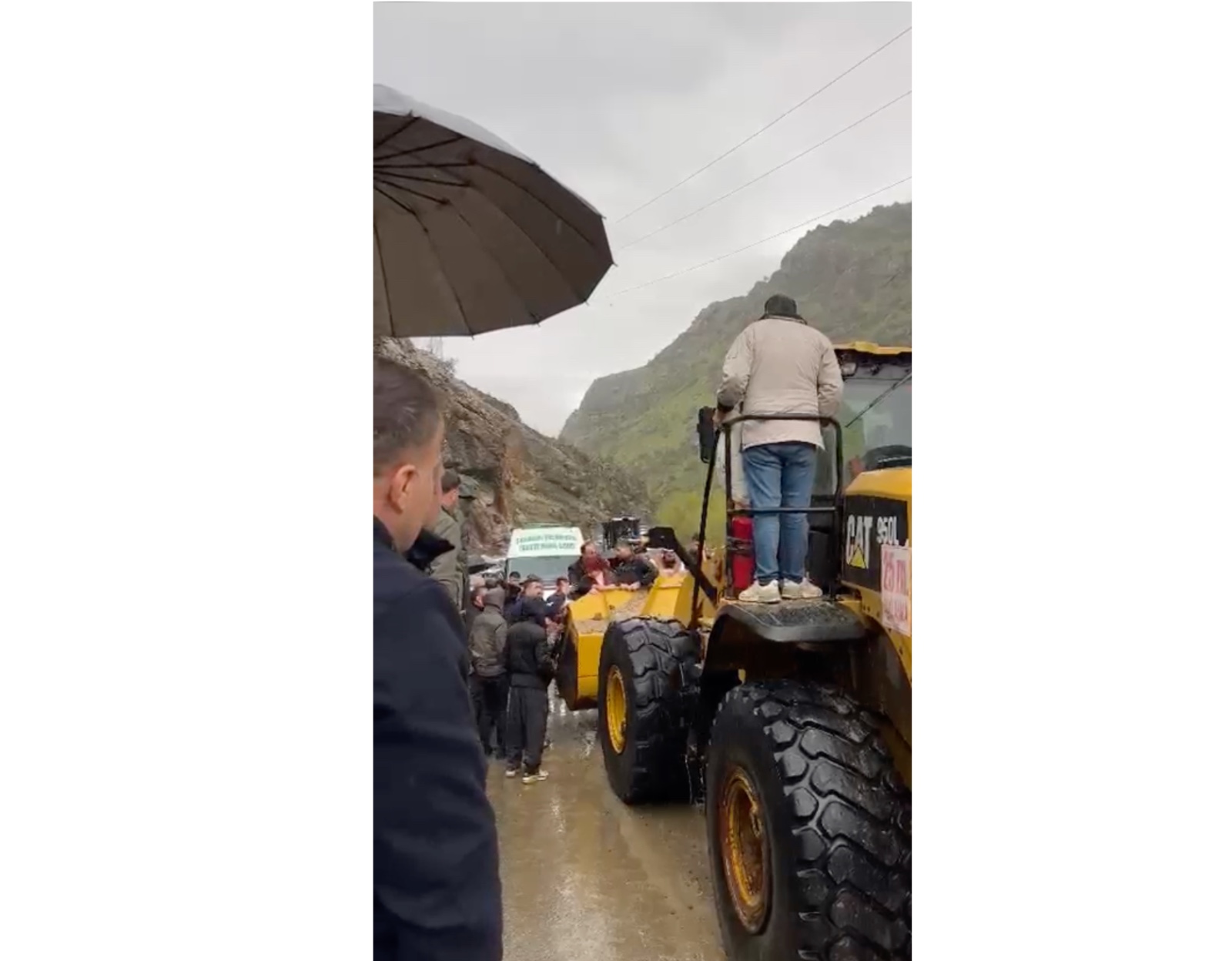 Şemdinli’de aşırı yağışlar nedeniyle yol ulaşım kapandı, cenazeler kepçeyle taşındı