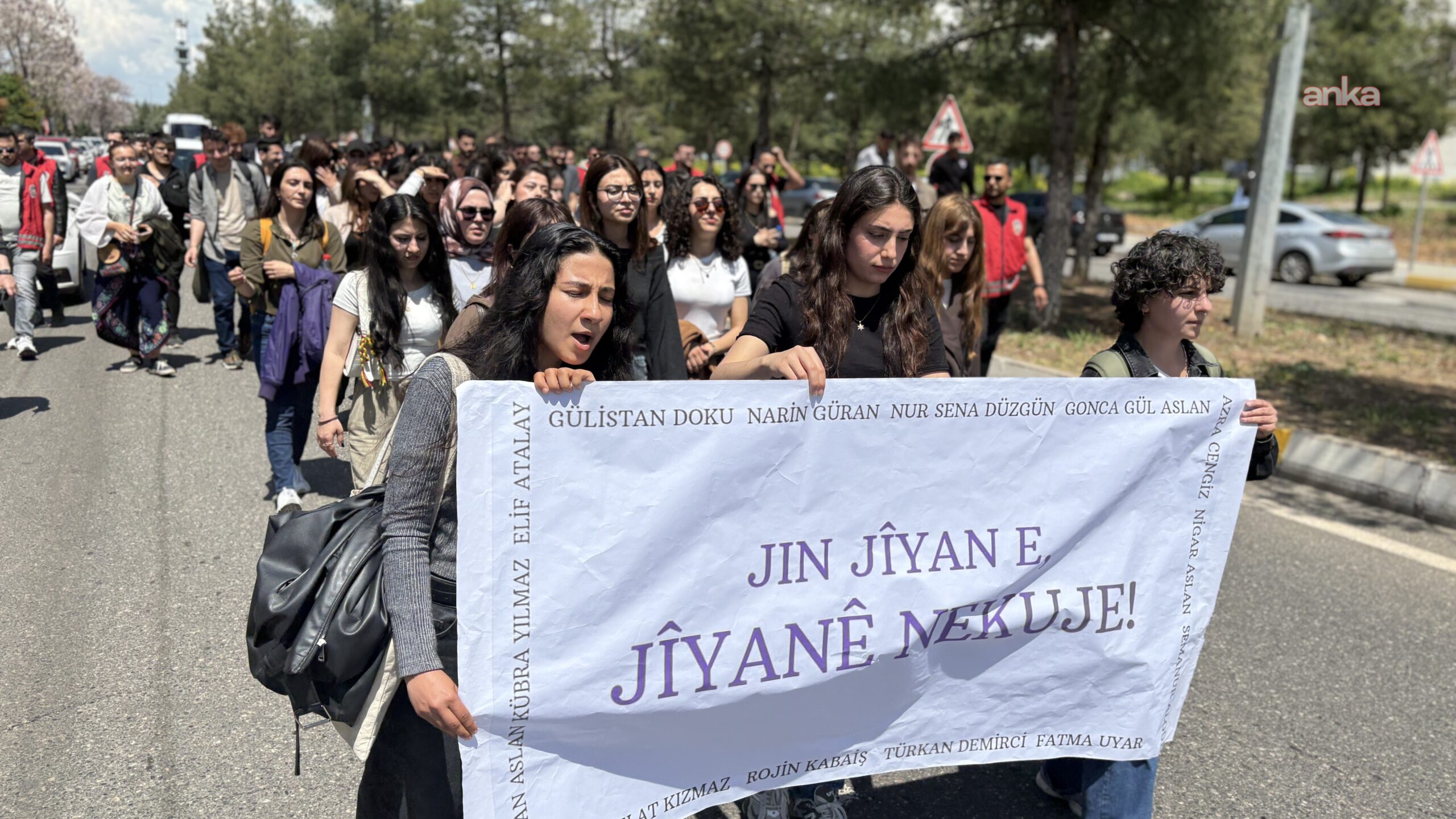 Diyarbakır’da öğrencilerden eylem: ‘Şüpheli kadın ölümleri, faili meçhul dosyalar araştırılmalı’