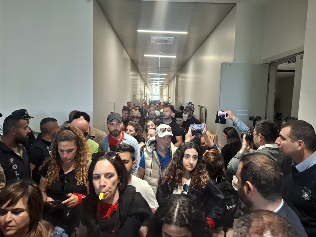 Kuzey Kıbrıs’taki grev ve protesto devam ediyor: Meclis’te eylemcilere müdahale edildi