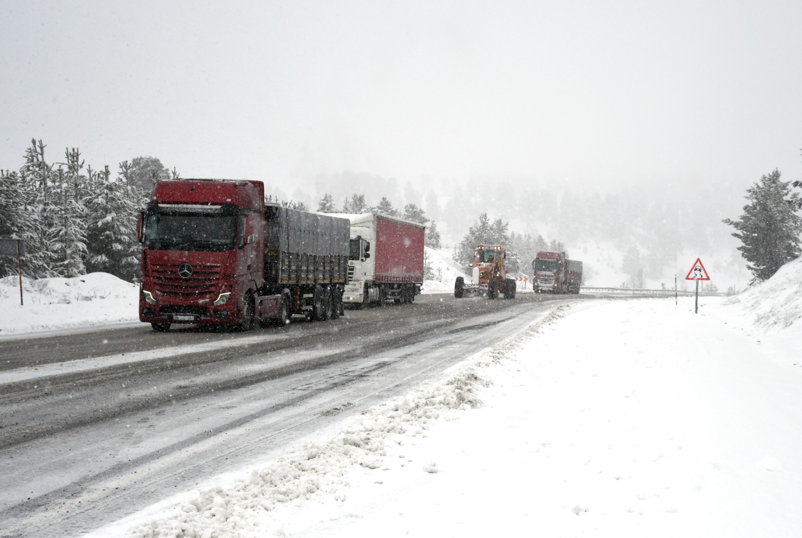 Kar yağışı devam ediyor: Araçlar Kars-Erzurum yolunda mahsur kaldı