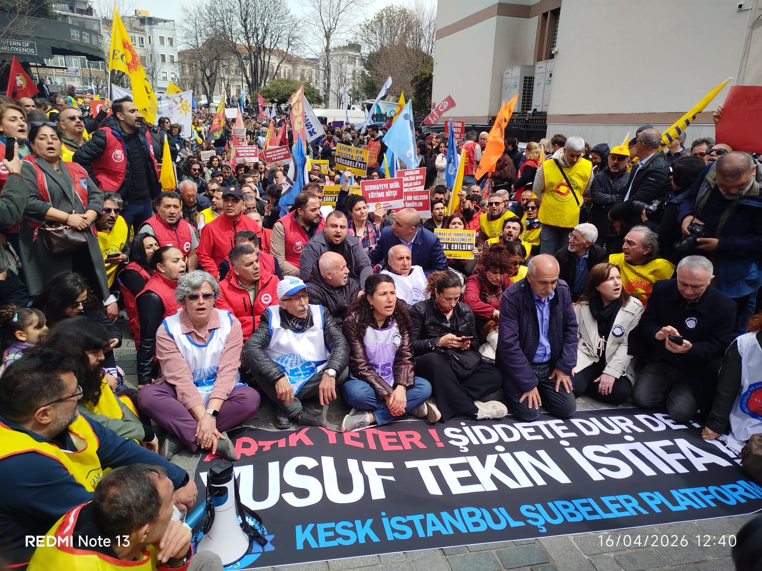 İş bırakan öğretmenlerden ‘okullarda şiddete karşı’ oturma eylemi