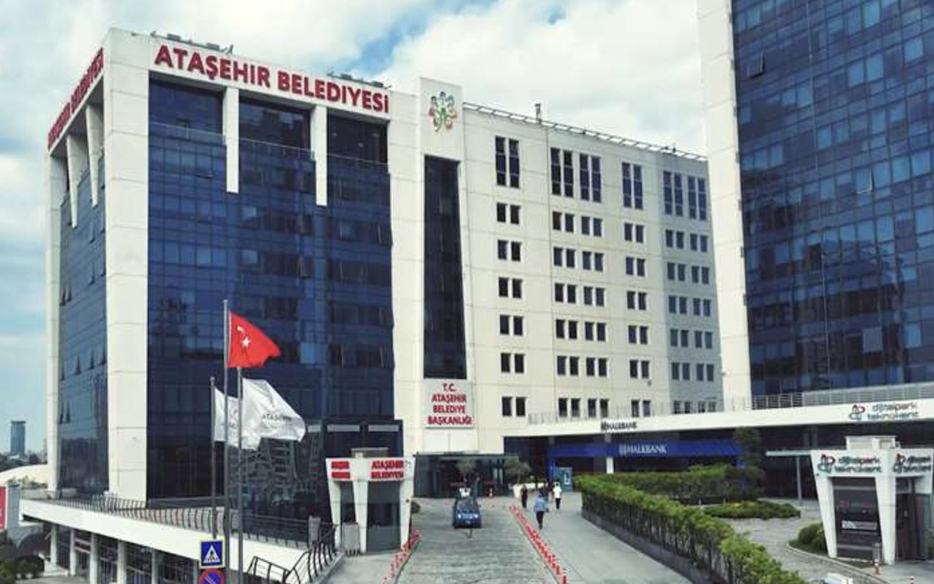 Ataşehir Belediyesi’ne operasyon: Gözaltına alınan 20 kişi adliyeye sevk edildi