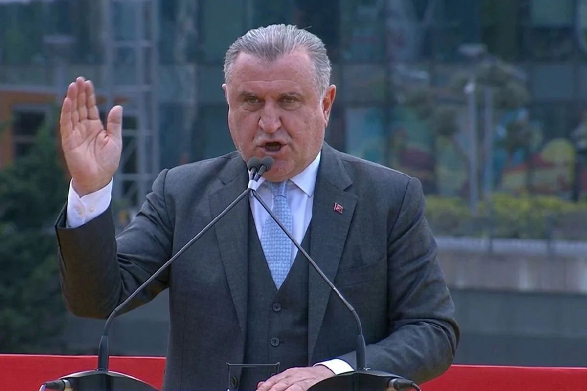 Derbiye günler kala Bakan Bak’tan ‘Şampiyon Cimbom’ mesajı