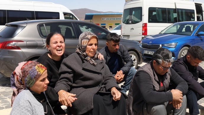 Doku ailesinin adliye önündeki bekleyişi: ‘Sonel tutuklanana kadar buradayız’