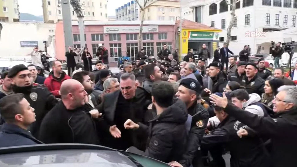 Bursa Büyükşehir’de seçim gerginliği: CHP’lilere polis müdahalesi