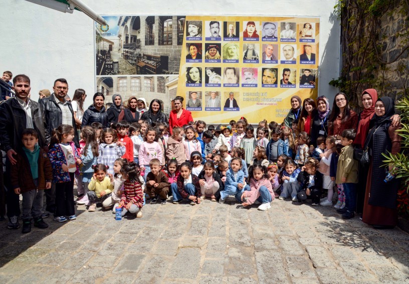 Diyarbakır’da çocuklar dengbêjlerle buluştu