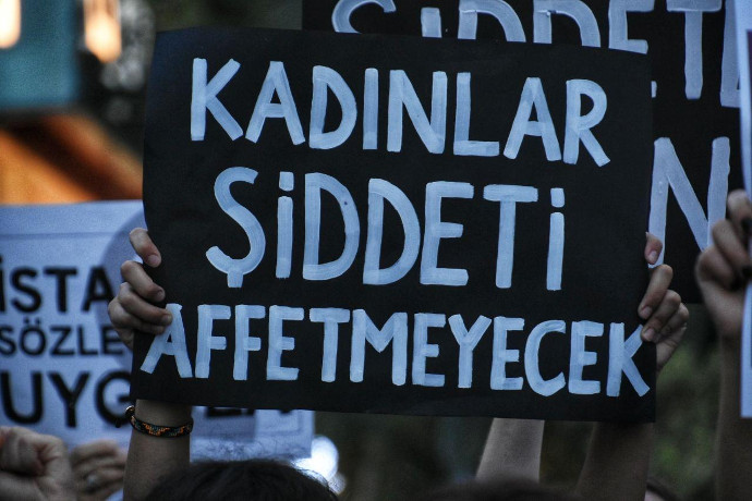 Ev içi acil yardım hattı raporu: Bir ayda 247 kadın aradı